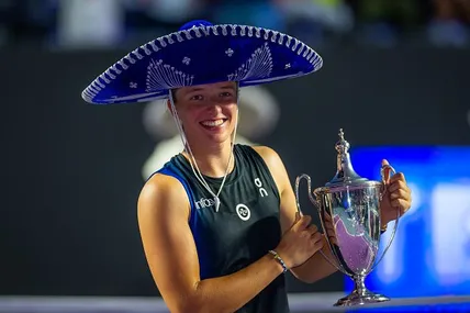 Організатори WTA Finals у Канкуні вручили Ізі Свьонтек не лише срібний кубок, а й мексиканського капелюха – сомбреро. Фото sport.ua