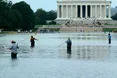 Покриття «синій прапор» злазить шматками: Трамп розпорядився злити воду з дзеркального басейну у Вашингтоні