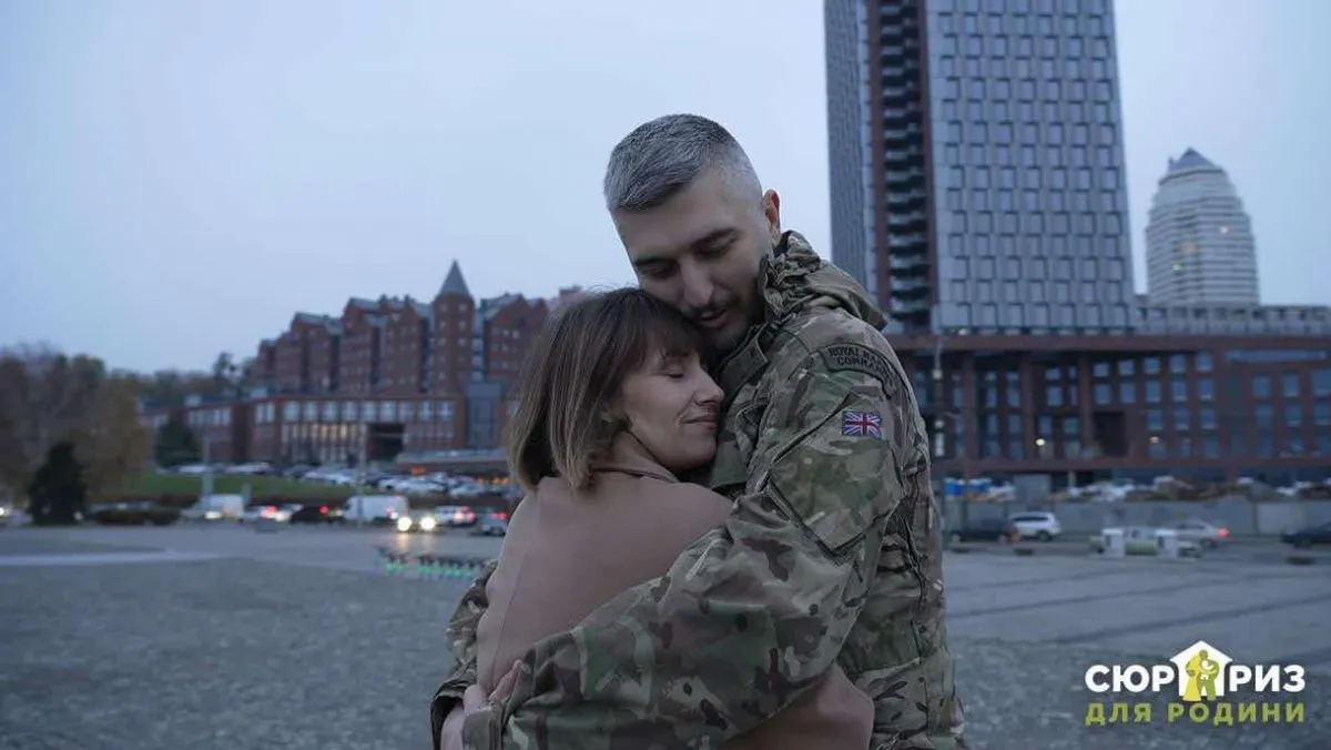 Євген, служить в ЗСУ. Британську форму йому подарували ще на початку війни на пам'ять про навчання в цій країні.