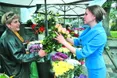 Мені ось цю квітку — я її через три дні заберу!