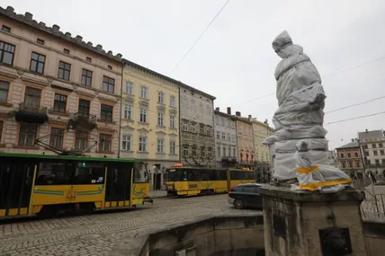 Понад 30 українських громад отримали захисні матеріали для пам'яток від Львова