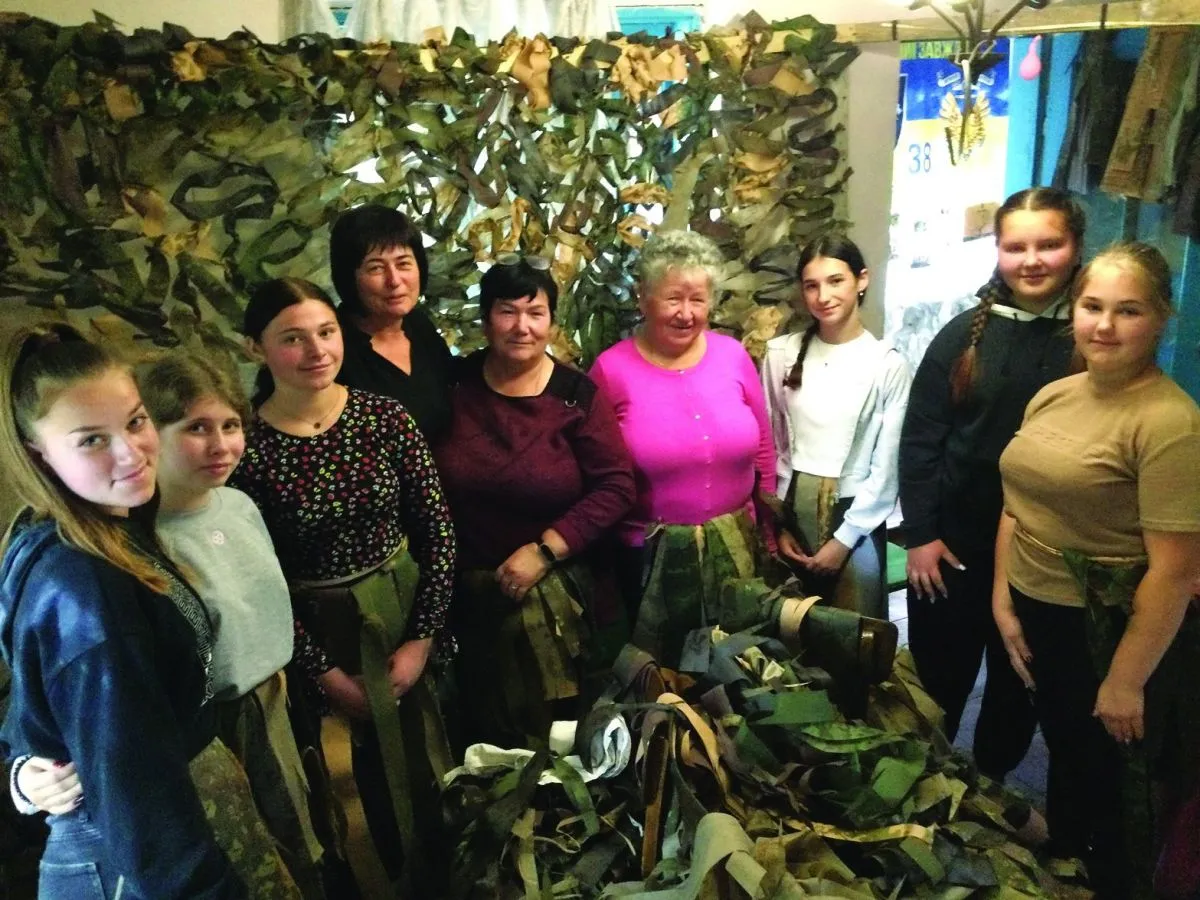 Плести маскувальні сітки приходять і юні, і дорослі ентузіасти