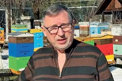 Робота біля бджіл приносить Іванові Доскочу відпочинок та задоволення. Фото із приватного архіву Івана Доскоча