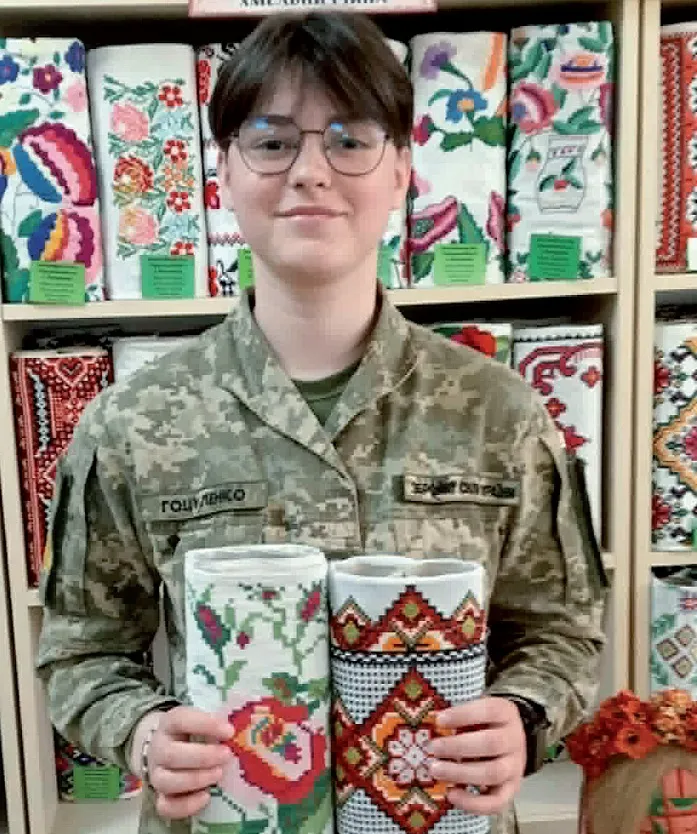 Одна з учасниць артпроєкту «Вишиванки моєї родини»