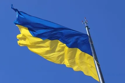 У Львові прикордонники створили живий прапор України на горі Баба Род. Фото: Укрінформ