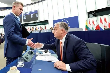 Лідер угорської опозиції Петер Мадяр (ліворуч) і прем’єр-міністр Угорщини Віктор Орбан. Невдовзі можуть помінятися ролями... Фото osw.waw.pl