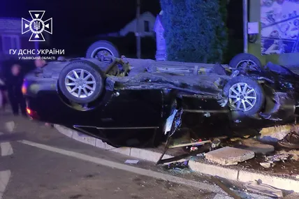 Перекинуте авто. Фото: Головне управління ДСНС України у Львівській області