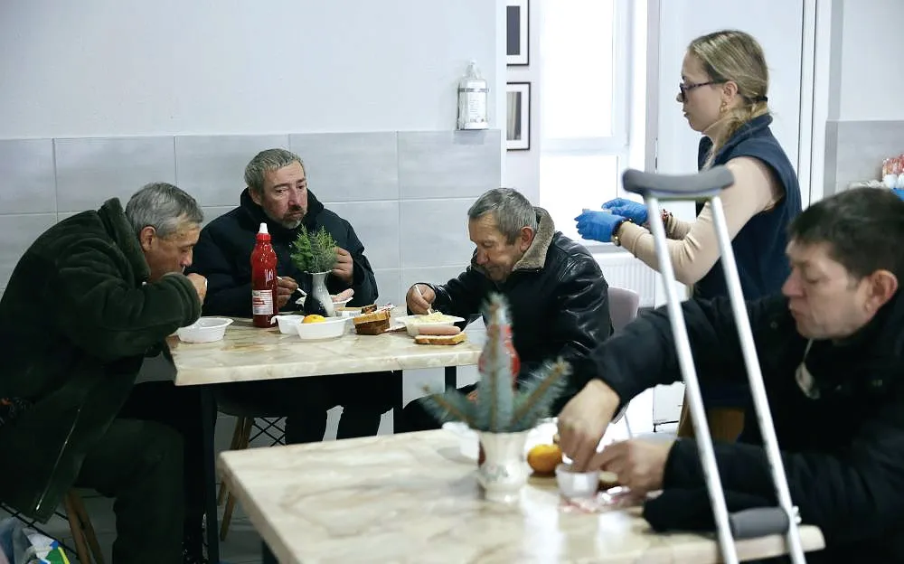 У соціальному закладі людей годують гарячими обідами.