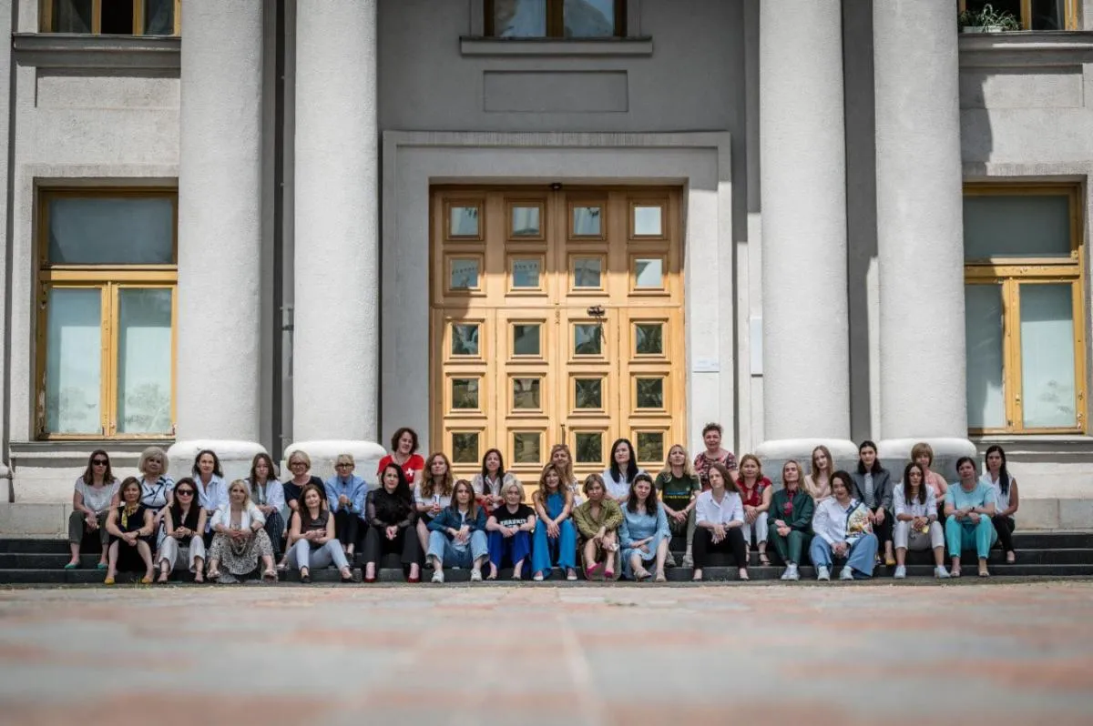 Позу Олени Зеленської з фотосесії для Vogue скопіювали учасниці флешмобу на її підтримку - співробітниці МЗС України.