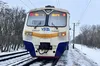 Трагедія на залізниці: на Київщині під колесами потяга загинула молода жінка