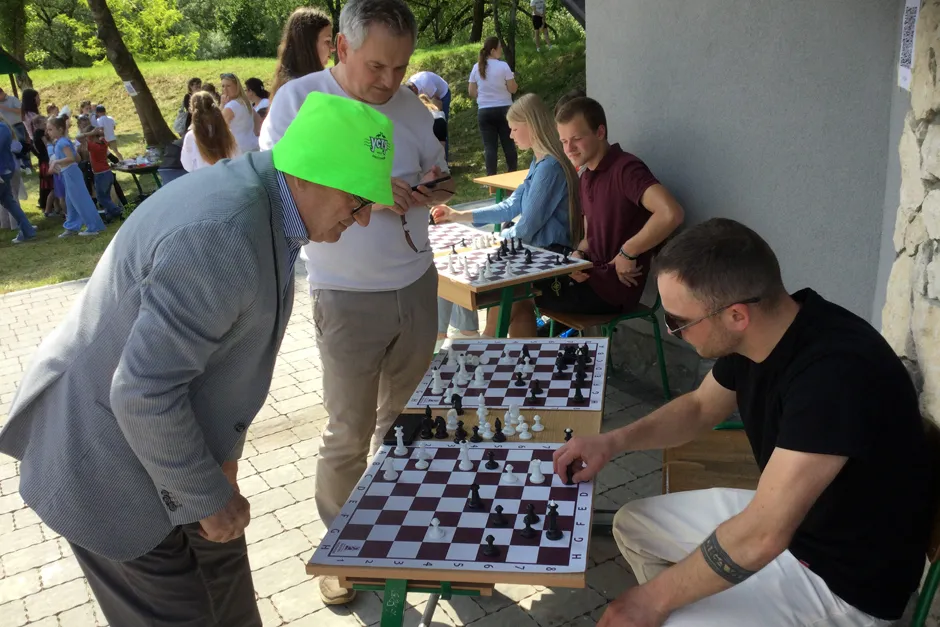 На Дні Дністра сеанс одночасної гри на 21 шахівниці давав міжнародний гросмейстер Адріан Михальчишин.