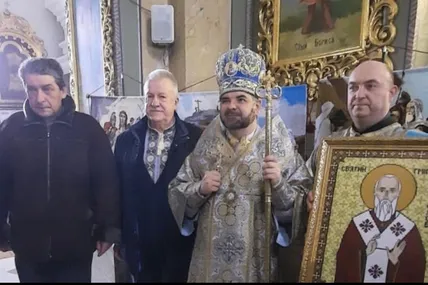 Відкриття виставки у церкві Різдва Пресвятої Богородиці в Самборі. У центрі - владика Григорій Комар. Ліворуч від нього -Тарас Метик, крайній зліва - Степан Бориславський. Подарунок для владики, вишитий образ Григорія Богослова тримає о. Богдан Криницький