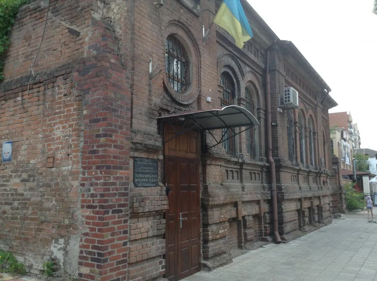 Тут була резиденція Стрєлкова-Гіркіна. Зараз у цьому будинку - управління СБУ