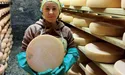 Доглядає корів і варить сир