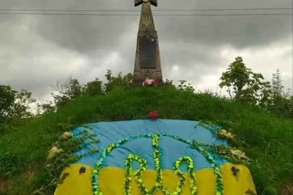 Щороку на свято Івана біля символічної могили лапшинці вшановують пам’ять своїх краян.  Фото Софії КРАВЕЦЬ.