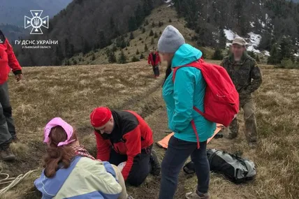 Порятунок травмованої дівчинки. Фото Головне управління ДСНС України у Львівській області