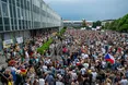 Медіа не належать політикам: у Празі тисячі людей вийшли на марш проти скорочення бюджетів суспільних мовників