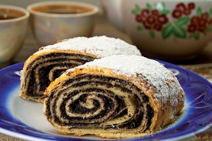 Рулет з маком популярний десерт у багатьох кухнях