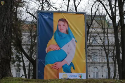 «З вогню до життя»: фотопроєкт присвячений породіллям-переселенкам