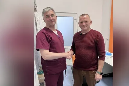 Кардіохірург Дмитро Бешлей та пацієнт Руслан. Facebook. Фото: Університетська лікарня ЛНМУ імені Данила Галицького