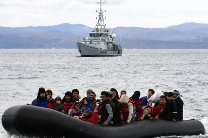 У супроводі судна Frontex мігранти, що перетнули Егейське море й дісталися з Туреччини до Греції, наближаються до острова Лесбос. Фото AP.