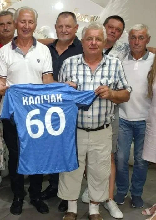 «Головний спортсмен району» завжди був уважним до колег, вихованців, уболівальників. Фото з домашнього альбому Василя Калічака.