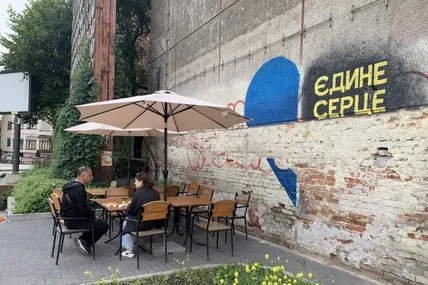 На цьому місці замість демонтованого кіоску, де торгували шаурмою мали встановити споруду для продажу квитків на проїзд в електротранспорті. Фото автора