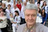 Порошенко привітав українців із Днем вишиванки і показав традиційні світлини з командою