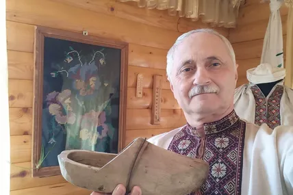 Ці дерев’яні «сандалі» у руках сколівського краєзнавця Олексія Тренича могли прослужити щонайменше п’ять років. Фото Олекси ФЕДИНЦЯ.