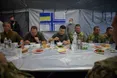 «Слуги» їдять. Воїнам дозволили посидіти поряд...»