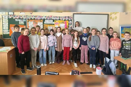 Учні 3-го класу з улюбленою вчителькою. Фото автора