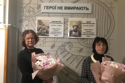 Ольга Вербовська і Ольга Козар на відкритті Пам‘ятних таблиць їхнім синам - Філіпу та Роману. Фото автора