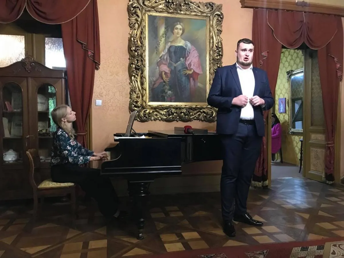 Співає Анатолій-Артем Конопляник. Фото автора