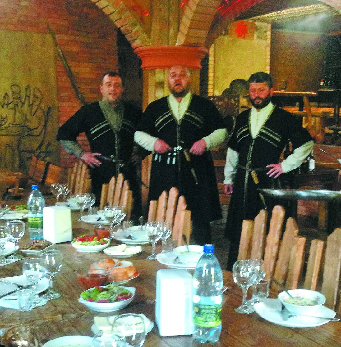 Тріо «Елеса» заспівало з нами «Суліко» українською. А «Ти ж мене підманула», мабуть, чуло усе село...