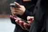 Без смартфонів на уроках та перервах: у Чехії пропонують повністю заборонити мобільні телефони в школах