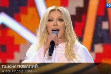 Повалій в росії на "День победи" виконала "Пісню про рушник"