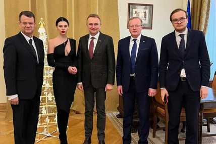 Вбрання помічниці заступника міністра освіти викликало фурор: реакція соцмереж