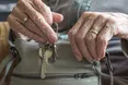 Межа старості зсувається: нове опитування визначило вік переходу до поважного статусу