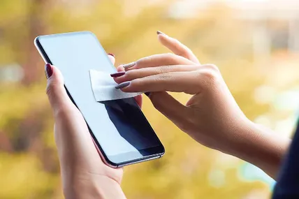 Важливо дбати про чистоту смартфона. Але ще важливіше — дбати про чистоту рук. Фото Terraboost