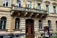 Під каріатидами і атлантами