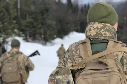 Зимова форма для всіх бойових підрозділів на складах, а термобілизну та флісові куртки військо вже отримує. Фото із мережі