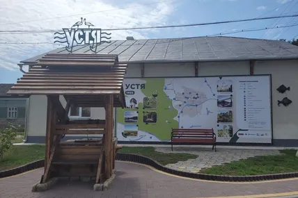 Оновлена криничка прикрашає в’їзд до села Устя.