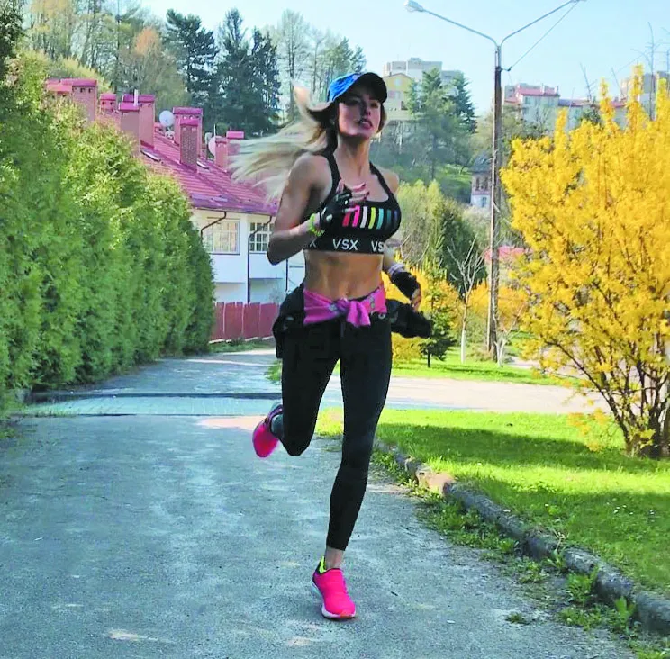Спортивну форму та кросівки дівчина завжди бере зі собою у будь-яку поїздку