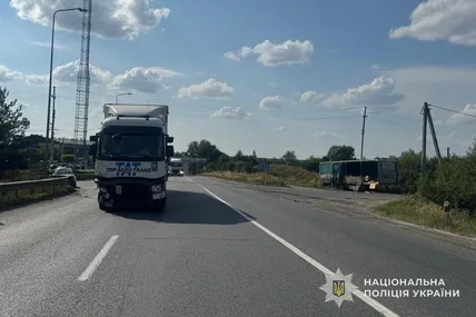 31.08.2026, 11:45				


									На Львівщині в ДТП травмувалися троє пасажирів, серед них дві дівчини							

										У селі Зубра Львівського району зіткнулися легковий автомобіль та вантажівка. Внаслідок аварії постраждали троє пасажирів легк