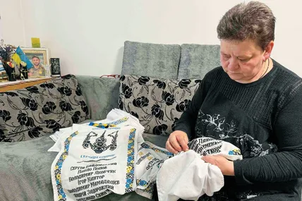 Ольга Власюк вишиває «Рушник пам’яті». Фото Ольги Власюк