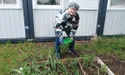 Переселенці обробляють грядки