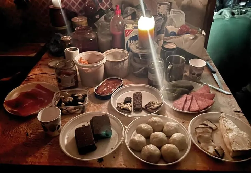  Святковий стіл на передовій. Фото: Генштаб ЗСУ