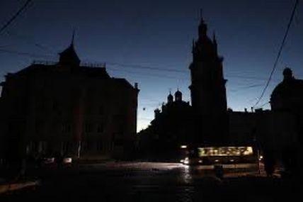 Коли зникає електрика&hellip; Одні рубають дрова, інші перебирають насіння, творять шедеври, моляться за Україну
