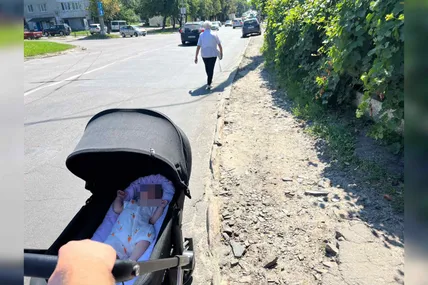 Тротуар оминають і "дорослі" пішоходи й найменші "водії". Фото автора
