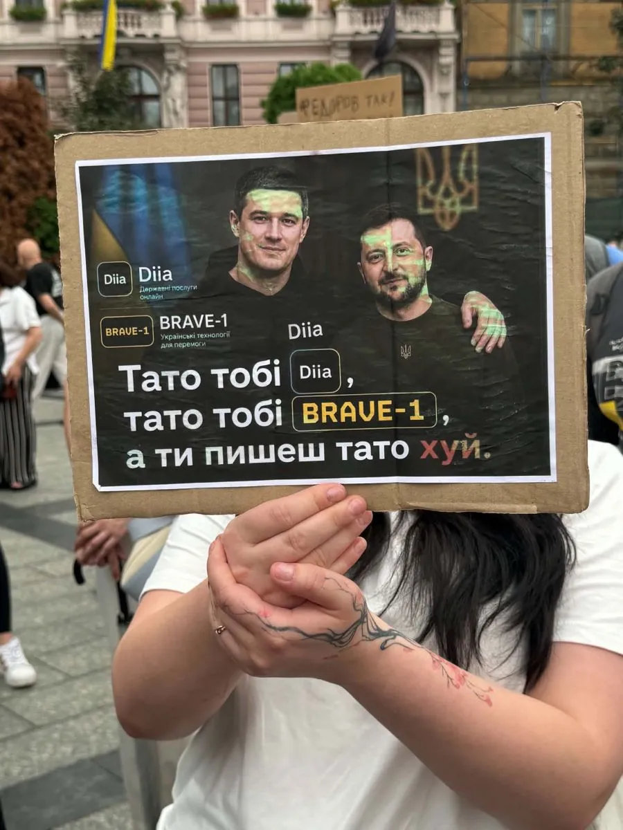 18.07.2026, 20:20				




 «Мені скоро 6, це моя перша картонка»


										О 19.00 біля памʼятника Шевченкові розпочався вже традиційний мітинг-протест проти відставки Михайла Федорова. На площі перед памʼятником зібралися кілька сот людей